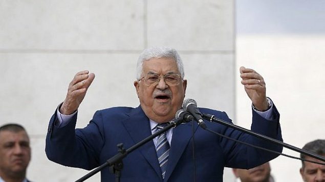 رئيس السلطة الفلسطينية محمود عباس يلقي خطابا بعد وضع إكليل زهور على ضريح الزعيم الفلسطيني الراحل ياسر عرفات في مدينة رام الله في الضفة الغربية، 11 نوفمبر، 2018. (Abbas Momani/AFP)