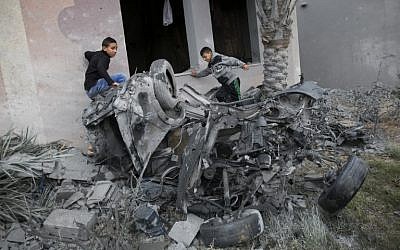 فلسطينيون يقفون بالقرب من مركبة، ورد أنه تم تدميرها في أعقاب غارة جوية إسرائيلية في خان يونس في جنوب قطاع غزة، 12 نوفمبر، 2018. (Photo by SAID KHATIB / AFP) فلسطينيون يقفون بالقرب من مركبة، ورد أنه تم تدميرها في أعقاب غارة جوية إسرائيلية في خان يونس في جنوب قطاع غزة، 12 نوفمبر، 2018. (Photo by SAID KHATIB / AFP)