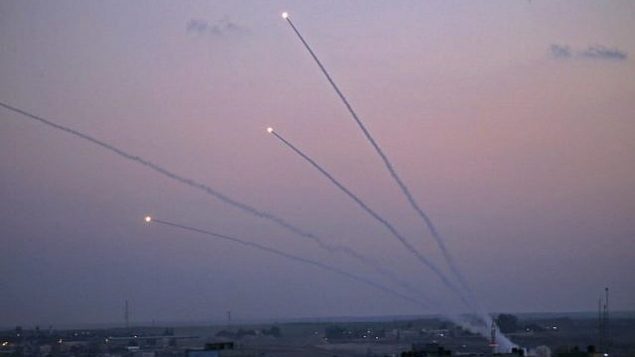 صواريخ يتم اطلاقها من قطاع غزة باتجاه اسرائيل، 12 نوفمبر 2018 (Said KHATIB / AFP)