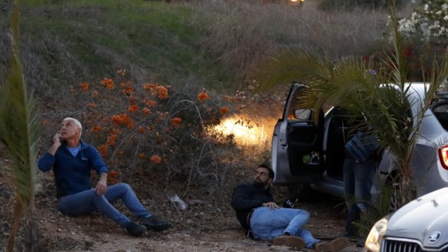 اسرائيليون يحتمون خلال اطلاق صواريخ من قطاع غزة، في بلدة سديروت جنوب اسرائيل، 12 نوفمبر 2018( Jack GUEZ / AFP) اسرائيليون يحتمون خلال اطلاق صواريخ من قطاع غزة، في بلدة سديروت جنوب اسرائيل، 12 نوفمبر 2018( Jack GUEZ / AFP)