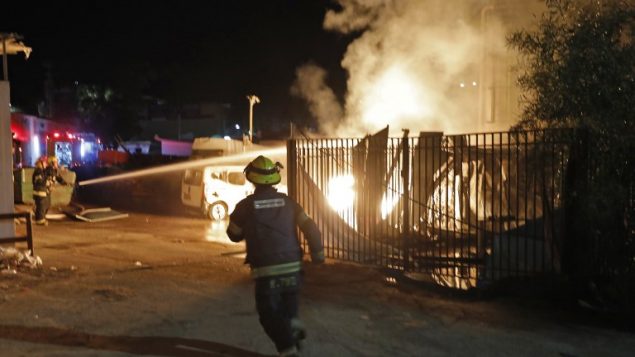 قوات امن ورجال اطفاء اسرائيليون يتجمعون بالقرب من مبنى مشتعل بعد اصابته بصاروخ اطلق من قطاع غزة، في بلدة سديروت جنوب اسرائيل، 12 نوفمبر 2018 (Menahem KAHANA / AFP) قوات امن ورجال اطفاء اسرائيليون يتجمعون بالقرب من مبنى مشتعل بعد اصابته بصاروخ اطلق من قطاع غزة، في بلدة سديروت جنوب اسرائيل، 12 نوفمبر 2018 (Menahem KAHANA / AFP)