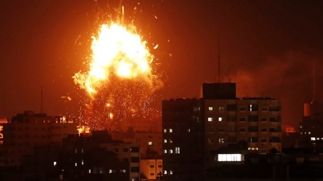 النيران فوق مبنى يحوي مقر قناة الاقصى في غزة خلال غارة جوية اسرائيلية، 12 نوفمبر 2018 (MAHMUD HAMS / AFP) النيران فوق مبنى يحوي مقر قناة الاقصى في غزة خلال غارة جوية اسرائيلية، 12 نوفمبر 2018 (MAHMUD HAMS / AFP)