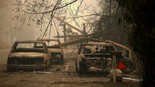 خطوط طاقة وسيارات محروقة في باردايس، كاليفورنيا، 10 نوفمبر 2018 (Justin Sullivan/Getty Images/AFP)