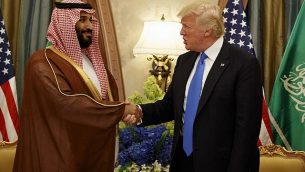 الرئيس الأمريكي دونالد ترامب يصافح ولي العهد السعودي ووزير الدفاع محمد بن سلمان في الرياض، في 20 مايو، 2017. (AP Photo / Evan Vucci / File)
