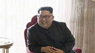 القائد الكوري المشالي كيم جونغ أون في غرفته بفندق قبل قمته مع الرئيس الامريكي دونالد ترامب في سنغافورة، 12 يونيو 2018 (KRT via AP Video)