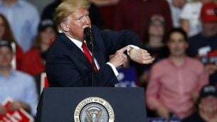 الرئيس الأمريكي دونالد ترامب ينظر إلى ساعته مع الاقتراب من اختتام تجمع انتخابي الإثنين، 5 نوفمبر، 2018، في كيب جيراردو بولاية ميزوري الامريكية. (AP Photo/Jeff Roberson)