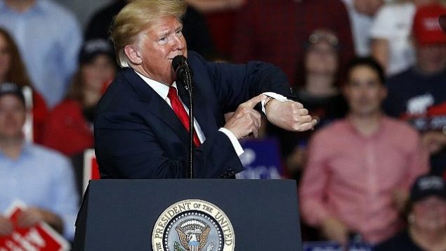 الرئيس الأمريكي دونالد ترامب ينظر إلى ساعته مع الاقتراب من اختتام تجمع انتخابي الإثنين، 5 نوفمبر، 2018، في كيب جيراردو بولاية ميزوري الامريكية. (AP Photo/Jeff Roberson) الرئيس الأمريكي دونالد ترامب ينظر إلى ساعته مع الاقتراب من اختتام تجمع انتخابي الإثنين، 5 نوفمبر، 2018، في كيب جيراردو بولاية ميزوري الامريكية. (AP Photo/Jeff Roberson)