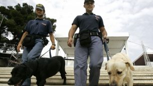 صورة توضيحية، خبراء متفجرات في الشرطة الايطالية في كاغلياري، سردينيا، 6 سبتمبر 2008 (AP/Pier Paolo Cito)