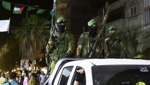 عناصر من الجناح العسكري لحركة ’حماس’، ’كتائب عز الدين القسام’، خلال إحياء ’يوم القدس’ في مخيم النصيرات في وسط قطاع غزة، الجمعة، 23 يونيو، 2017. (AP/Adel Hana)