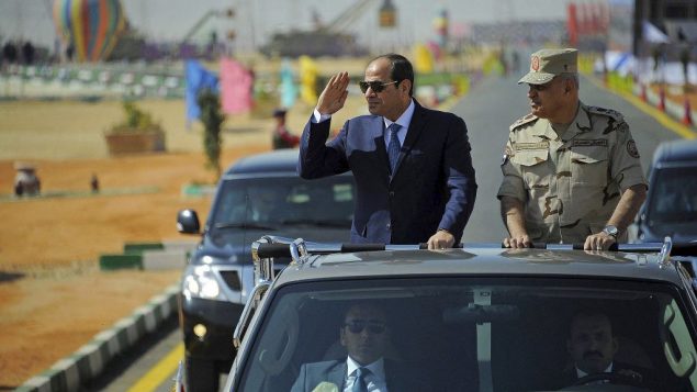 صورة وفرتها وكالة انباء الشرق الاوسط المصرية الرسمية، تظهر الرئيس المصري عبد الفتاج السيسي اقناء فحصه الجنود مع وزير الدفاع صدقي صبحي، 29 اكتوبر 2017 (MENA via AP) صورة وفرتها وكالة انباء الشرق الاوسط المصرية الرسمية، تظهر الرئيس المصري عبد الفتاج السيسي اقناء فحصه الجنود مع وزير الدفاع صدقي صبحي، 29 اكتوبر 2017 (MENA via AP)