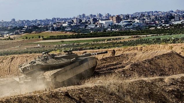 دبابة إسرائيلية تتخذ موقعا على حدود قطاع غزة، 27 أكتوبر 2018 (AP/Tsafrir Abayov)