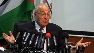 نبيل شعث يتحدث للصحافيين في مدينة رام الله في الضفة الغربية، 1 أكتوبر، 2011. (Issam Rimawi/Flash 90)