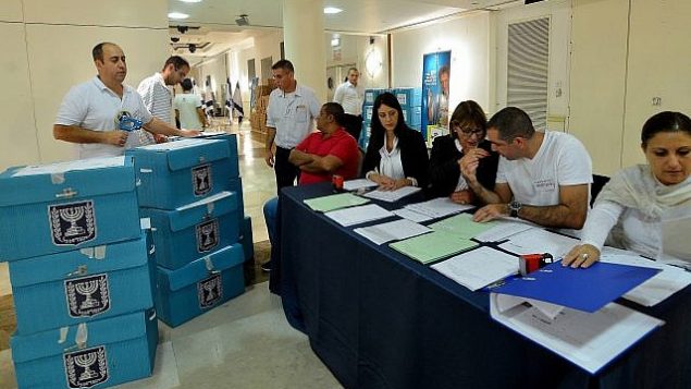 صناديق الاقتراع المليئة بالأصوات من الانتخابات البلدية على المستوى الوطني يتم إحضارها إلى مقر اللجنة المركزية للعد، 22 أكتوبر 2013. (Yossi Zeliger/FLASH90)