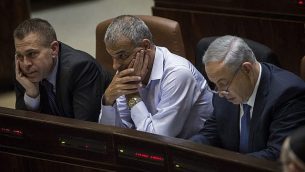 من اليسار غلعاد إردان، موشيه كحلون وبينيامين نتنياهو في الكنيست في 18 نوفمبر، 2015. (Hadas Parush/Flash90)