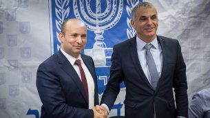 وزير المالية موشيه كحلون (من اليمين) ووزير التربية والتعليم نفتالي بينيت، في مؤتمر صحفي حول تقليص أيام العطل في نظام التعليم في وزارة المالية في القدس، 8 يناير، 2018. (Hadas Parush/Flash90)