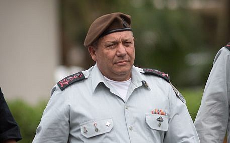 رئيس هيئة أركان الجيش الإسرائيلي، غادي آيزنكوت، في قاعدة ’غيلوت’ العسكرية بالقرب من تل أبيب، 28 مارس، 2018. (Miriam Alster/Flash90) رئيس هيئة أركان الجيش الإسرائيلي، غادي آيزنكوت، في قاعدة ’غيلوت’ العسكرية بالقرب من تل أبيب، 28 مارس، 2018. (Miriam Alster/Flash90)