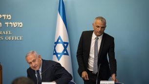 رئيس الوزراء بينيامين نتنياهو، من اليسار، مع وزير المالية موشيه كحلون خلال مؤتمر صحفي في مكتب رئيس الحكومة في القدس، 9 أكتوبر، 2018. (Hadas Parush/Flash90)