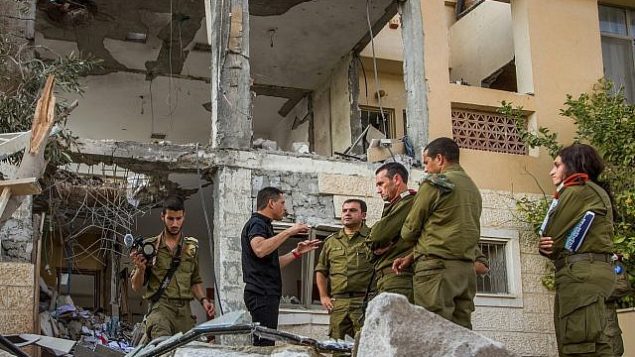 الميجر جنرال هرتسي هاليفي (وسط الصورة)، وقائد المنطقة الجنوبية في الجيش الإسرائيلي، يزوران منزلا في بئر السبع دُمر جراء سقوط صاروخ من قطاع غزة في 17 أكتوبر، 2018. (Flash90)