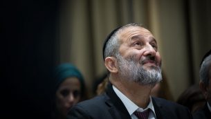 وزير الداخلية ارييه درعي يشارك في مراسيم في منزل الرئيس في القدس، 24 اكتوبر 2018 (Yonatan Sindel/ Flash90)