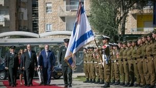 السفير الأردني الجديد لدى إسرائيل غسان المجالي خلال حفل لسفراء جدد في مقر الرئيس في القدس، 8 نوفمبر، 2018. (Yonatan Sindel/Flash90)