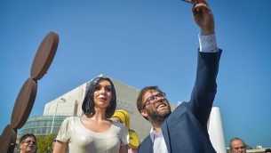 عضو الكنيست أورن حزان يقوم بإلتقاط صورة ’سلفي’ مع تمثال لوزيرة الثقافة الإسرائيلية ميري ريغيف في ميدان ’هابيما’ في تل أبيب، 8 نوفمبر، 2018.  Yossi Zeliger/Flash90)