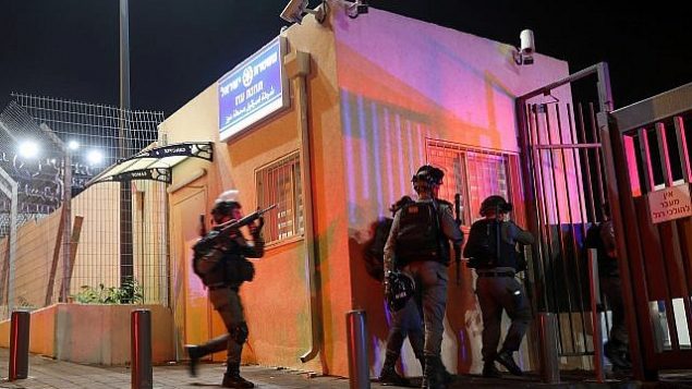 عناصر من شرطة حرس الحدود في موقع هجوم طعن في محطة للشرطة في حي أرمون هنتسيف في القدس، 14 نوفمبر، 2018. (Hadas Parush/Flash90)