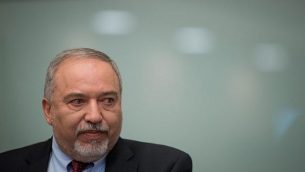وزير الدفاع أفيغدور ليبرمان يعلن استقالته من منصبه في أعقاب وقف إطلاق النار مع حركة ’حماس’ في قطاع غزة، خلال مؤتمر صحفي في البرلمان الإسرائيلي، 14 نوفمبر، 2018.  (Yonatan Sindel/FLASH90)