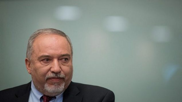 وزير الدفاع أفيغدور ليبرمان يعلن استقالته من منصبه في أعقاب وقف إطلاق النار مع حركة ’حماس’ في قطاع غزة، خلال مؤتمر صحفي في البرلمان الإسرائيلي، 14 نوفمبر، 2018.  (Yonatan Sindel/FLASH90)