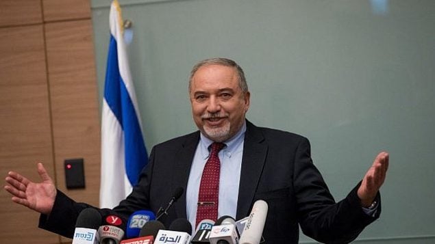 أفيغدور ليبرمان يعلن استقالته من منصب وزير الدفاع خلال مؤتمر صحفي عُقد في القدس، 14 نوفمبر، 2018. (Yonatan Sindel/FLASH90) أفيغدور ليبرمان يعلن استقالته من منصب وزير الدفاع خلال مؤتمر صحفي عُقد في القدس، 14 نوفمبر، 2018. (Yonatan Sindel/FLASH90)
