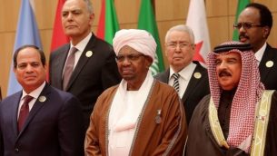الرئيس السوداني عمر البشير، وسط الصورة، يقف بين الرئيس لمصري عبد الفتاح السيسي، من اليسار، وملك البحرين حمد بن عيسى آل الخليفة في القمة السنوية للجامعة العربية يوم الأربعاء، 29 مارس، 2017 الذي عُقد هذا العام على ضفاف البحر الميت في الأردن. (AP Photo/ Raad Adayleh)