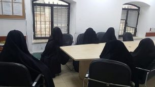 شوهدت امرأتان وأربعة قاصرات في مركز للشرطة بعد اعتقالهن في غارة على عرس دون السن القانوني في حي مئة شعاريم المتطرف في القدس، في 29 نوفمبر / تشرين الثاني 2018. (الشرطة الإسرائيلية)