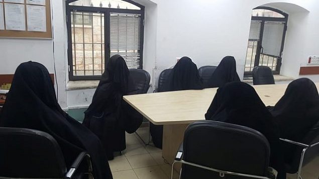 شوهدت امرأتان وأربعة قاصرات في مركز للشرطة بعد اعتقالهن في غارة على عرس دون السن القانوني في حي مئة شعاريم المتطرف في القدس، في 29 نوفمبر / تشرين الثاني 2018. (الشرطة الإسرائيلية)