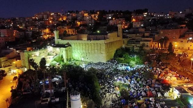عشرات آلاف المصلين اليهود في ’قبر البطاركة’ في مدينة الخليل في الضفة الغربية، 3 نوفمبر، 2018. (شرطة إسرائيل)