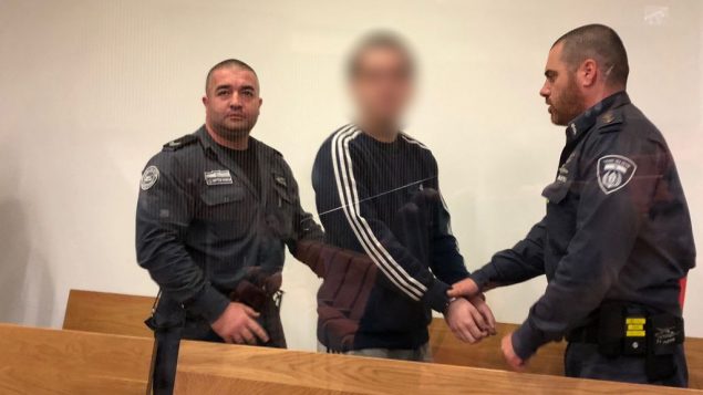 ’م’، اسرائيلي امريكي متهم باصدار تهديدات قنابل كاذبة ضد مراكز جماهيرية يهودية امريكية واهداف اخرى في انحاء العالم، يصل محكمة تل ابيب المركزية، 22 نوفمبر 2018 (Jacob Magid/Times of Israel) ’م’، اسرائيلي امريكي متهم باصدار تهديدات قنابل كاذبة ضد مراكز جماهيرية يهودية امريكية واهداف اخرى في انحاء العالم، يصل محكمة تل ابيب المركزية، 22 نوفمبر 2018 (Jacob Magid/Times of Israel)