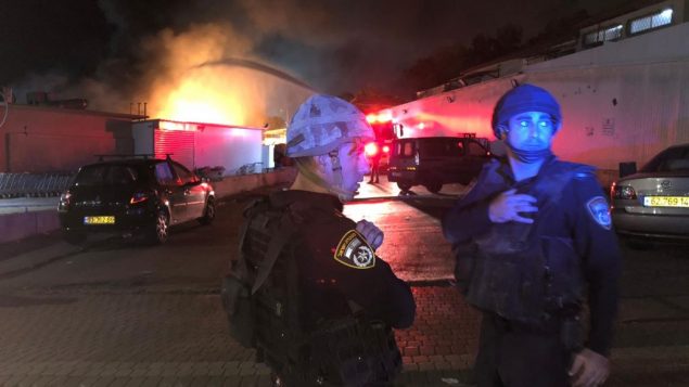 عناصر شرطة اسرائيليون امام منزل مشتعل في سديروت، جنوب اسرائيل، 12 نوفمبر 2018 (Israel Police) عناصر شرطة اسرائيليون امام منزل مشتعل في سديروت، جنوب اسرائيل، 12 نوفمبر 2018 (Israel Police)