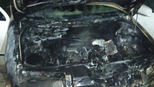 مركبة تم حرقها في ما يبدو كهجوم حرق متعمد في قرية عوريف في شمال الضفة الغربية، 14 نوفمبر، 2018. (شرطة إسرائيل)