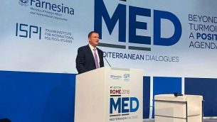 رئيس الكنيست يولي ادلشتاين يتحدث في مؤتمر إقليمي في روما، 23 نوفمبر 2018 (المتحدث باسم الكنيست)