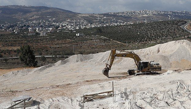 جرافة في موقع بناء في مستوطنة عاميخاي بالضفة الغربية، 7 سبتمبر 2018 (AFP PHOTO / THOMAS COEX)