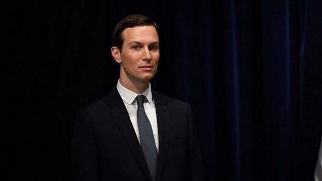المستشار الكبير للرئيس الأمريكي، جاريد كوشنر، في صورة قبل تقليده وسام ’نسر الأزتيك’ من قبل الرئيس المكسيكي إنريكي بينا نيتو في بوينس آيرس، 30 نوفمبر، 2018، على هامش قمة العشرين. (SAUL LOEB / AFP)