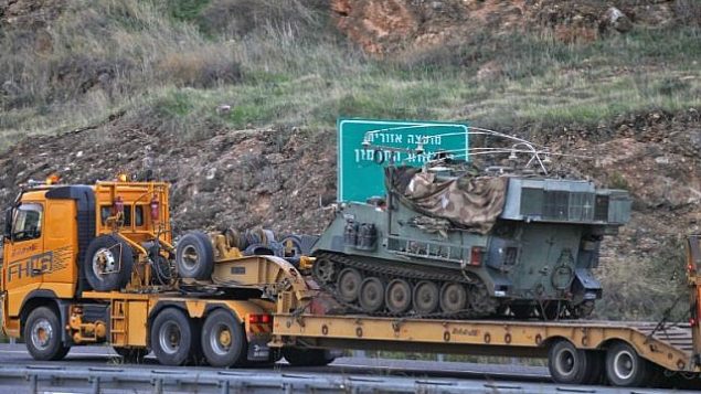 نقل ناقلة جنود مدرعة ومركر قيادة باتجاه الحدود مع لبنان، 4 ديسمبر، 2018. (JALAA MAREY / AFP) نقل ناقلة جنود مدرعة ومركر قيادة باتجاه الحدود مع لبنان، 4 ديسمبر، 2018. (JALAA MAREY / AFP)