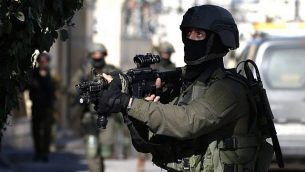 قوات إسرائيلية تعمل في رام الله في 15 ديسمبر، 2018. (ABBAS MOMANI / AFP)