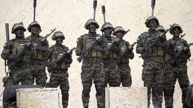 أعضاء فلسطينيون من كتائب القسام، الجناح المسلح لحركة حماس، يحضرون احتفالا بمناسبة الذكرى الحادية والثلاثين لتأسيس حماس، في مدينة غزة في 16 ديسمبر ، 2018. (SAID KHATIB / AFP)