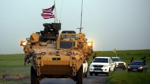 القوات الأمريكية، بمرافقة مقاتلين من وحدات حماية الشعب الكردية (YPG)، تقود مركباتها المدرعة بالقرب من قرية درابسية في شمال سوريا، على الحدود مع تركيا، 28 أبريل 2017. (Delil Souleiman / AFP)