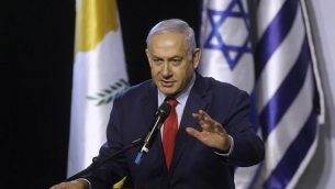 رئيس الوزراء بينيامين نتنياهو يلقي خطابا خلال القمة الإسرائيلية-اليونانية-القبرصية الخامسة، قبل التوقيع على اتفاقيات ثلاثية في مجال السايبر والابتكار، 20 ديسمبر، 2018، في بئر السبع. (Menahem KAHANA/AFP)