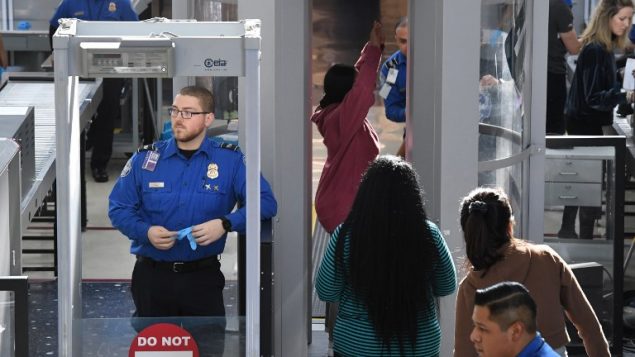 صورة توضيحية: ضباط امن مطارات في مطار LAX  في لوس انجيليس كاليفورنيا، 22 ديسمبر 2018 (Mark RALSTON / AFP)