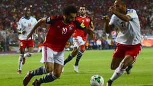 اللاعب المصري محمد صلاح يتنافس على الكرة مع لاعب الكونغو، توبياس باديلا، خلال مباراة المنتخبين في إطار تصفيات كأس العالم عن قارة أفريقيا في استاد ’برج العرب’ في الإسكندرية، 8 أكتوبر، 2017. (AFP Photo/Tarek Abdel Hamid)