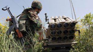 مقاتل من حزب الله بجانب قاذفة صواريخ، 22 مايو 2010 (AP/Hussein Malla)