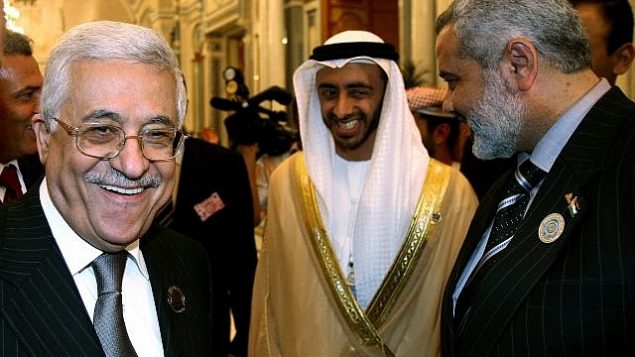 وزير الخارجية الإماراتي عبد الله بن زايد آل نهيان، مع رئيس السلطة الفلسطينية محمود عباس، إلى اليسار، وزعيم حماس إسماعيل هنية بعد الجلسة الافتتاحية للقمة العربية في الرياض، الأربعاء، 28 مارس / آذار 2007. (AP Photo/Awad Awad, Pool)
