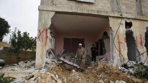 فلسطيني يفحص منزل هدمته السلطات الإسرائيلية في قرية كوبر، 16 اغسطس 2017 (AP Photo/Nasser Shiyoukhi)
