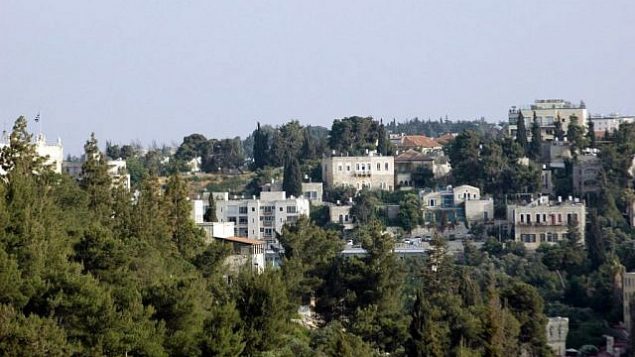 صورة للمجمع اليوناني في حي أبو طور كما يظهر من باب الخليل في البلدة القديمة. (Sue Surkes/Times of Israel) صورة للمجمع اليوناني في حي أبو طور كما يظهر من باب الخليل في البلدة القديمة. (Sue Surkes/Times of Israel)